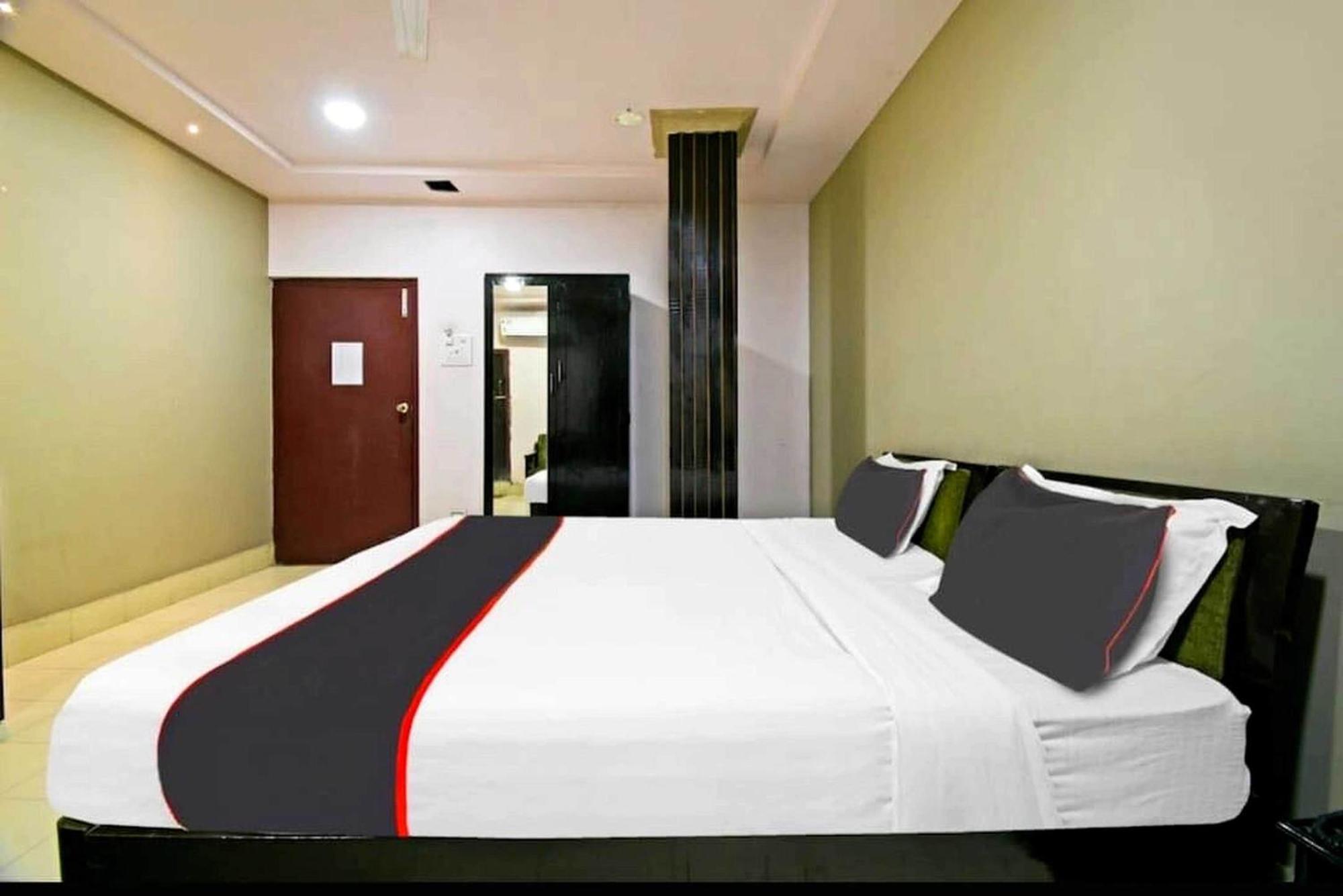 โอโย 26866 เมฆา รีสอร์ต Hotel จอร์ฮัต ภายนอก รูปภาพ