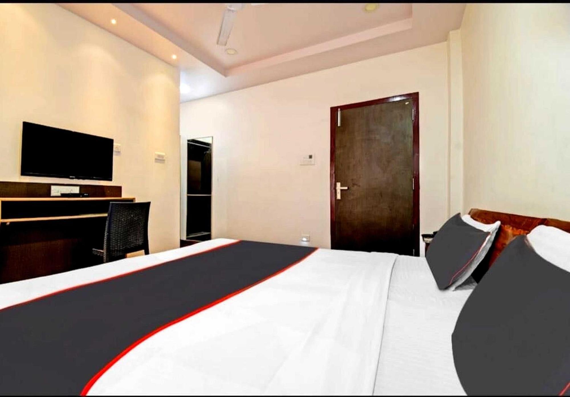 โอโย 26866 เมฆา รีสอร์ต Hotel จอร์ฮัต ภายนอก รูปภาพ