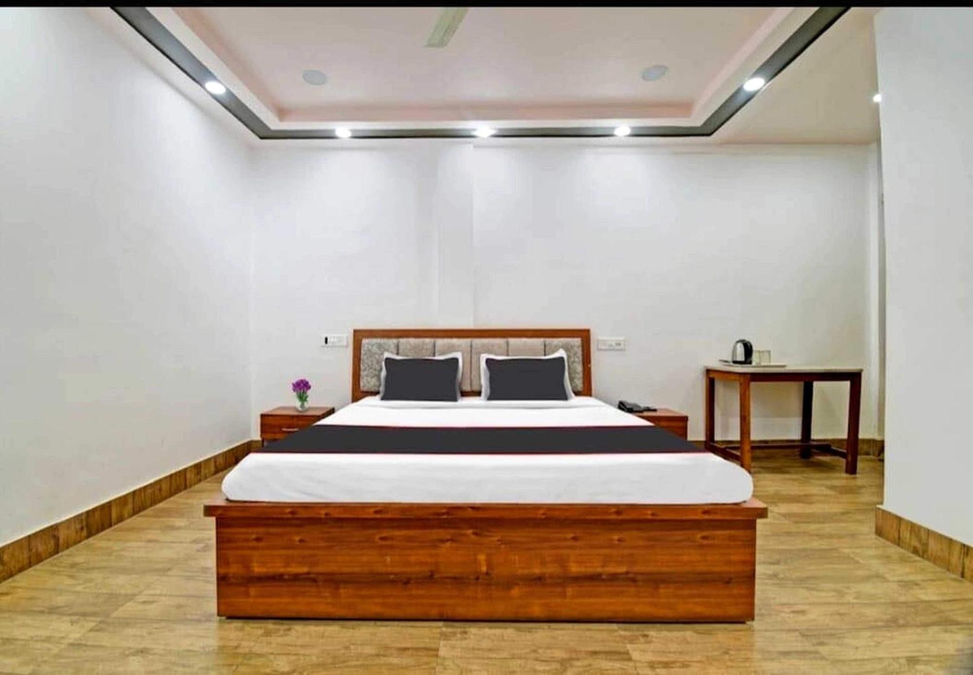 โอโย 26866 เมฆา รีสอร์ต Hotel จอร์ฮัต ภายนอก รูปภาพ