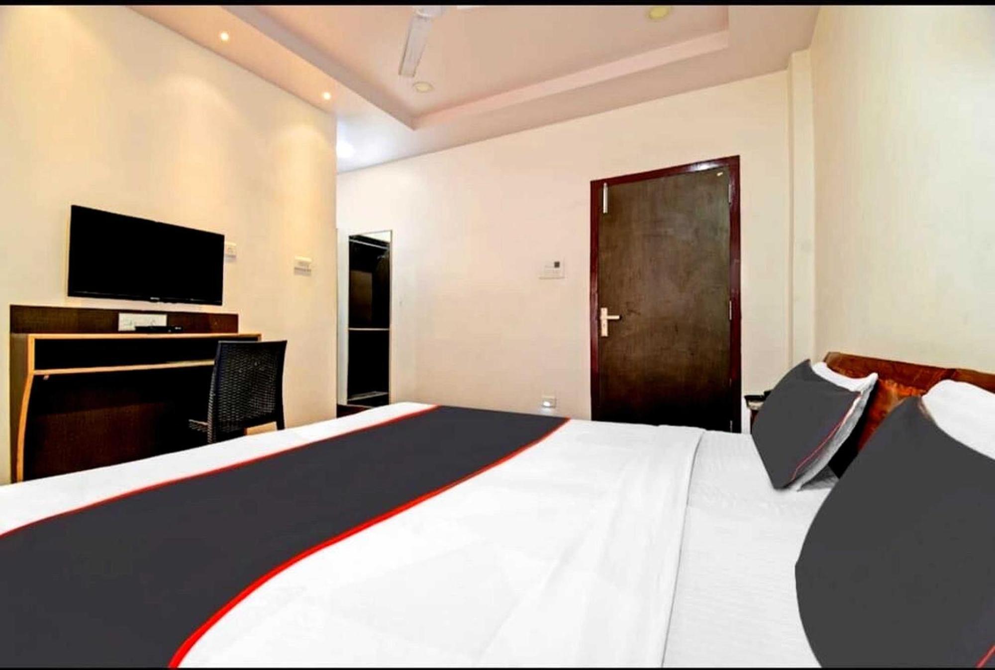 โอโย 26866 เมฆา รีสอร์ต Hotel จอร์ฮัต ภายนอก รูปภาพ