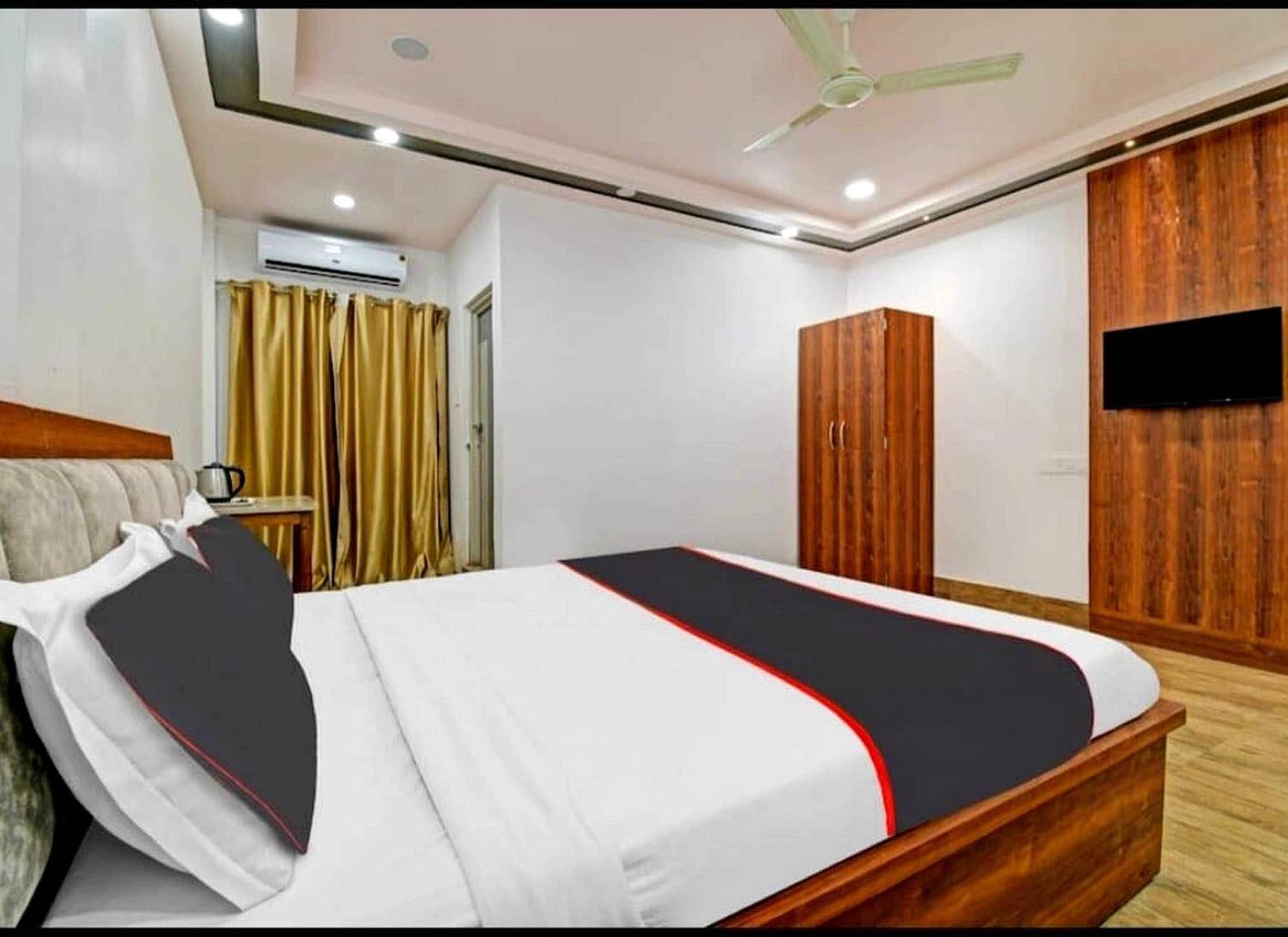 โอโย 26866 เมฆา รีสอร์ต Hotel จอร์ฮัต ภายนอก รูปภาพ