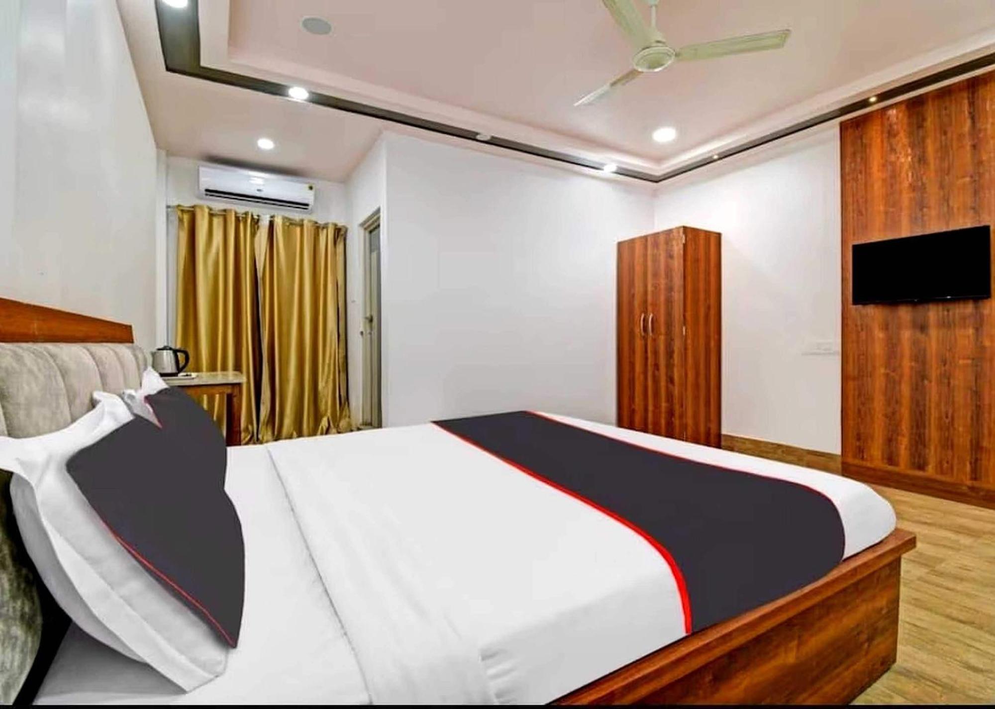 โอโย 26866 เมฆา รีสอร์ต Hotel จอร์ฮัต ภายนอก รูปภาพ