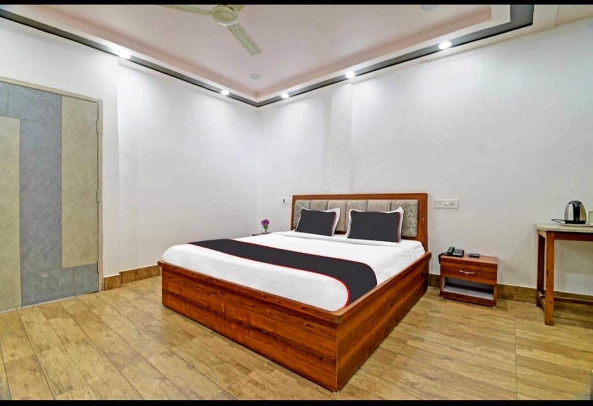 โอโย 26866 เมฆา รีสอร์ต Hotel จอร์ฮัต ภายนอก รูปภาพ