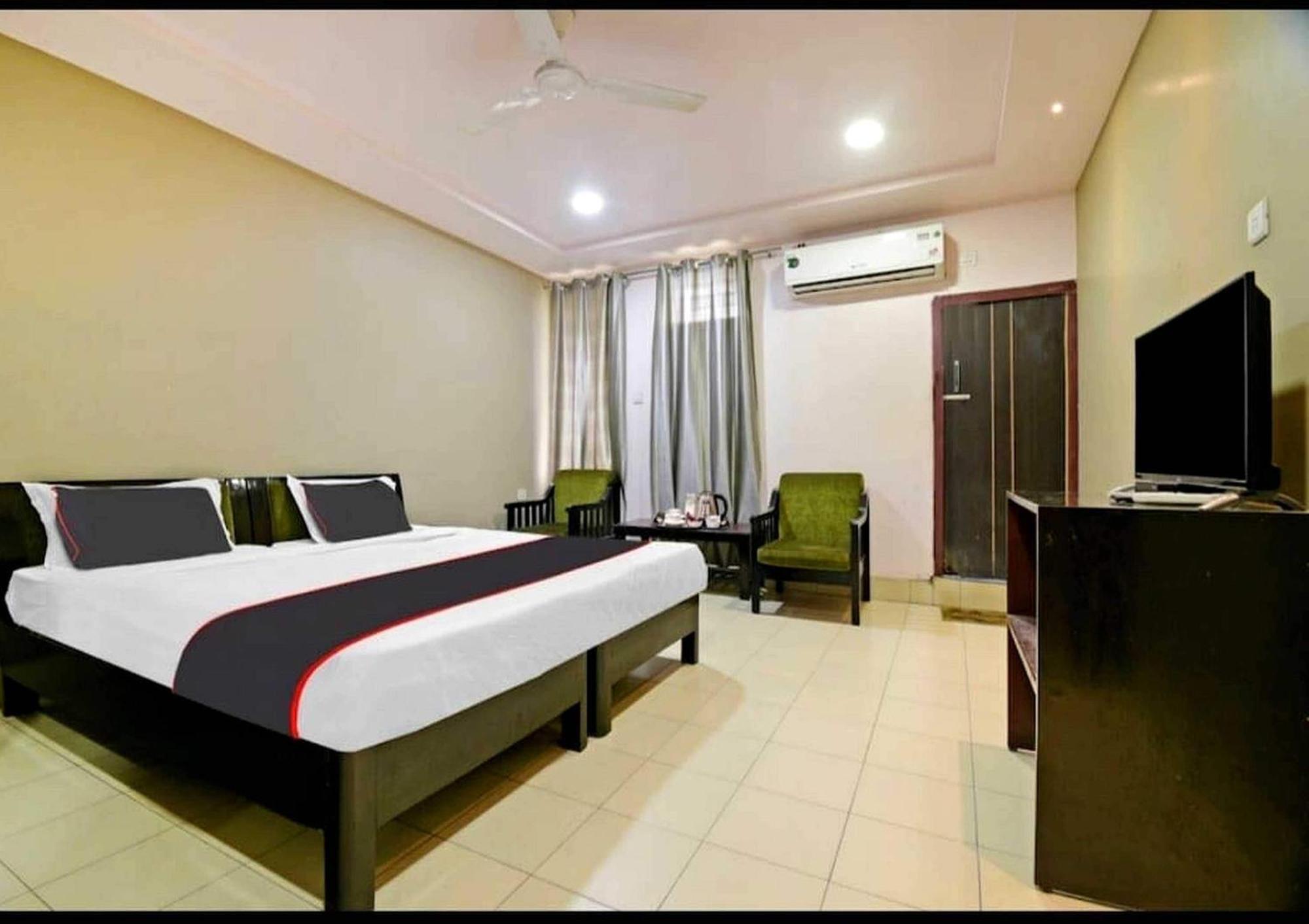 โอโย 26866 เมฆา รีสอร์ต Hotel จอร์ฮัต ภายนอก รูปภาพ