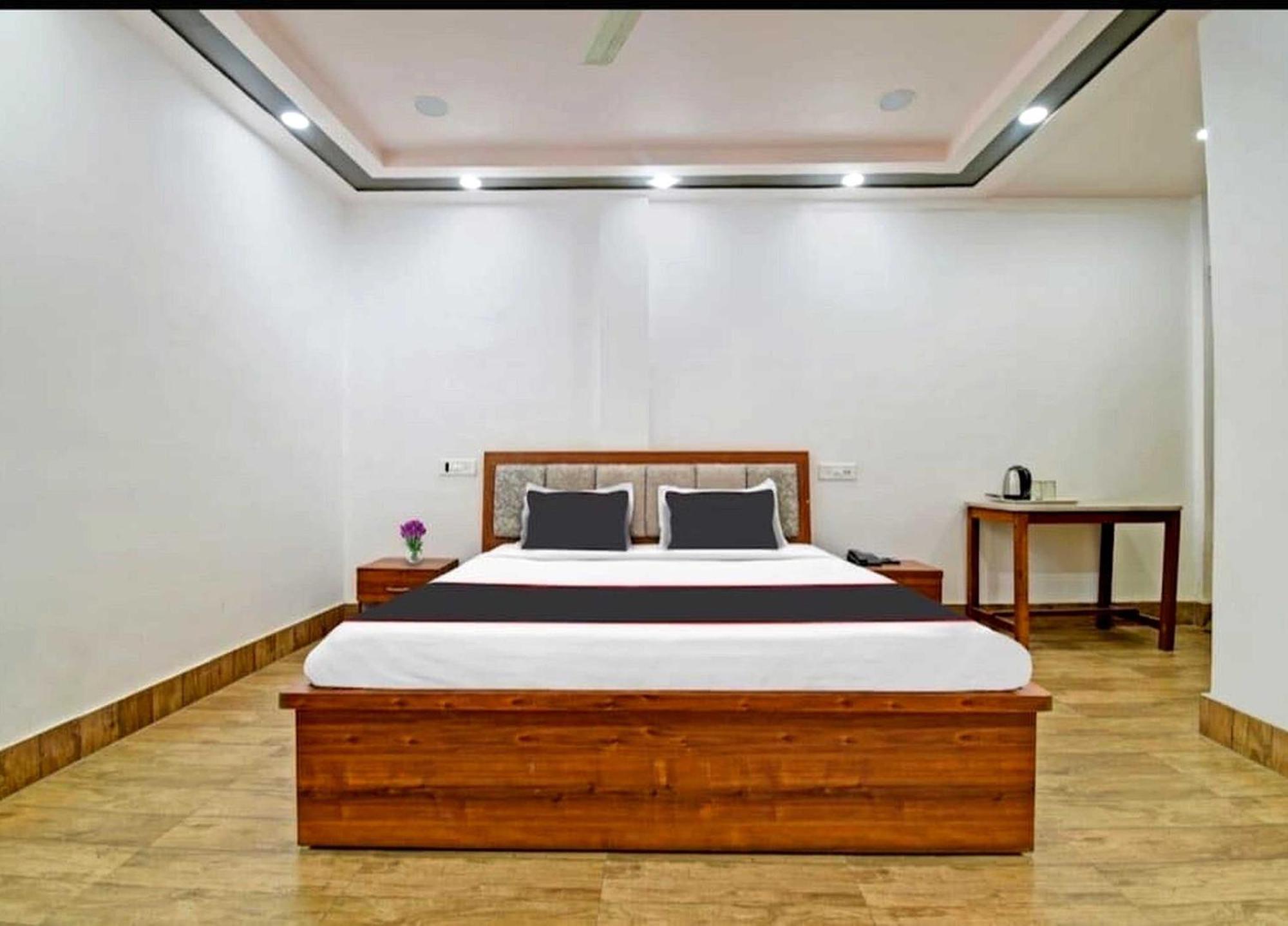 โอโย 26866 เมฆา รีสอร์ต Hotel จอร์ฮัต ภายนอก รูปภาพ