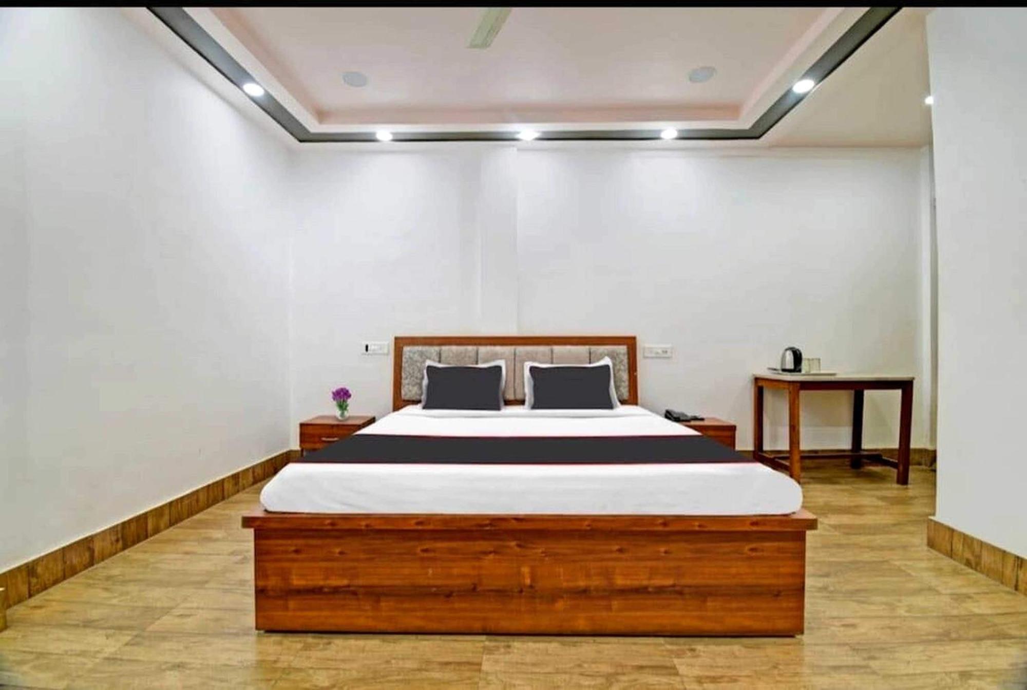 โอโย 26866 เมฆา รีสอร์ต Hotel จอร์ฮัต ภายนอก รูปภาพ