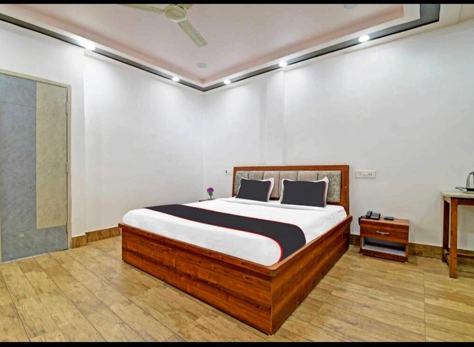 โอโย 26866 เมฆา รีสอร์ต Hotel จอร์ฮัต ภายนอก รูปภาพ