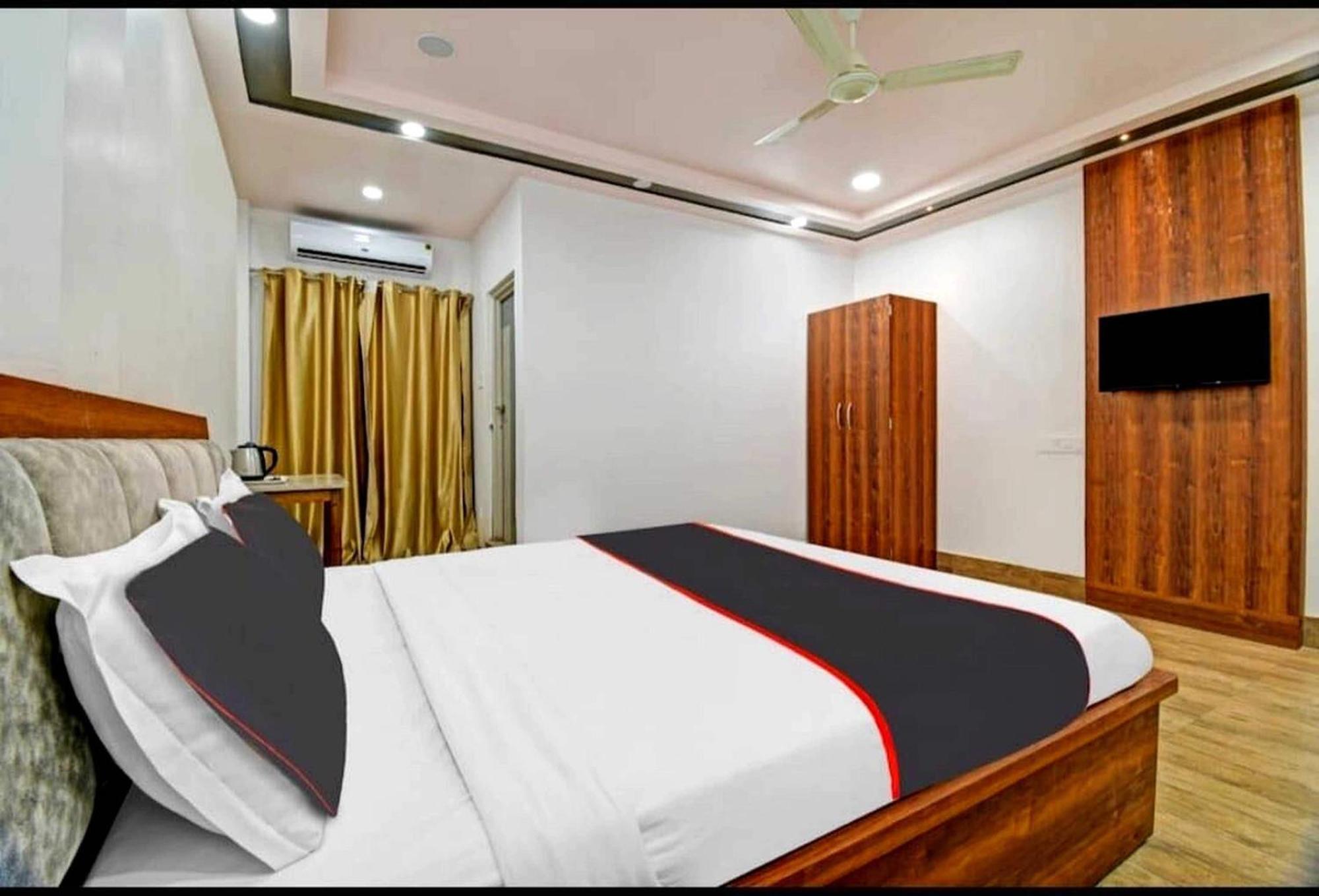 โอโย 26866 เมฆา รีสอร์ต Hotel จอร์ฮัต ภายนอก รูปภาพ