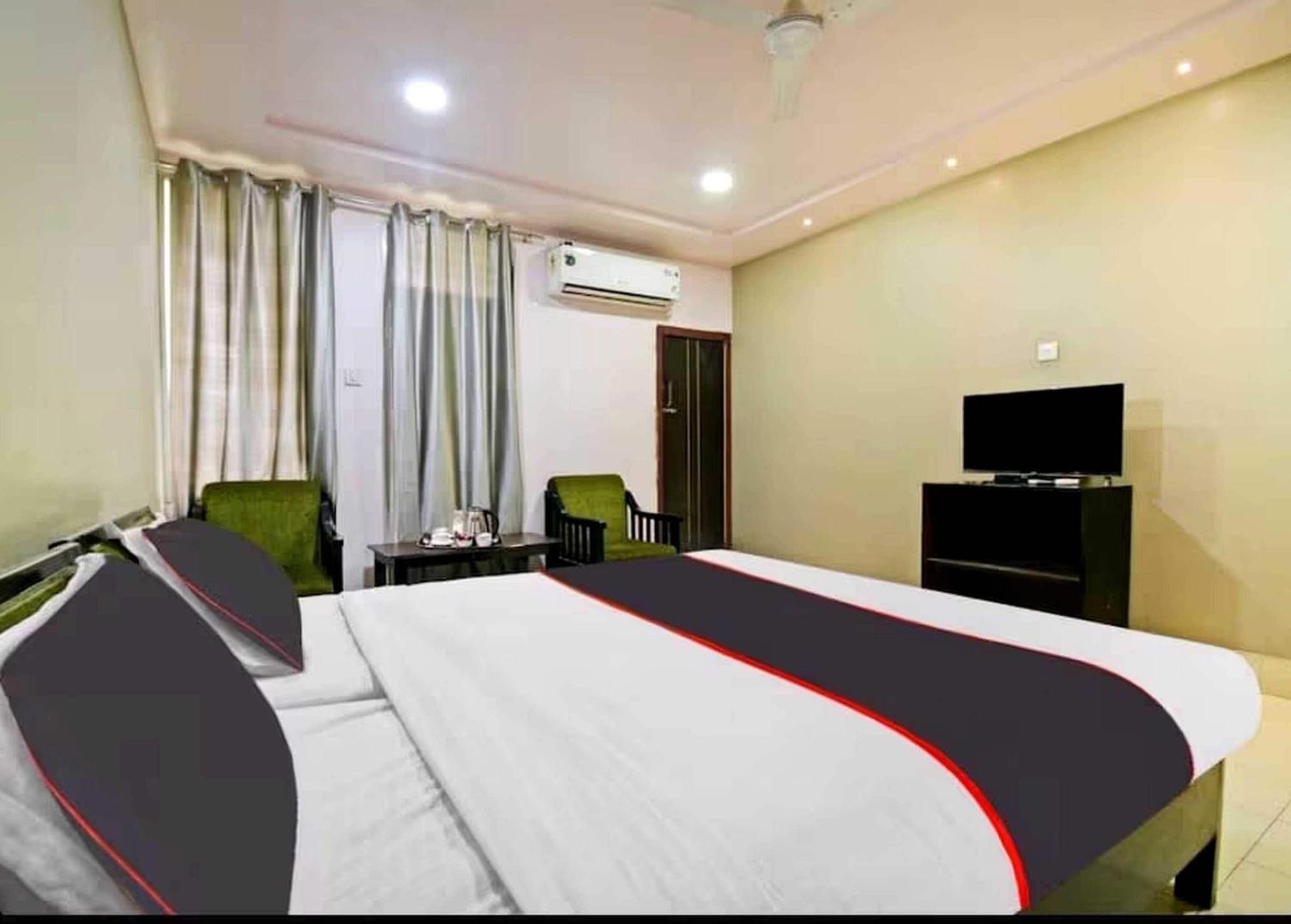 โอโย 26866 เมฆา รีสอร์ต Hotel จอร์ฮัต ภายนอก รูปภาพ