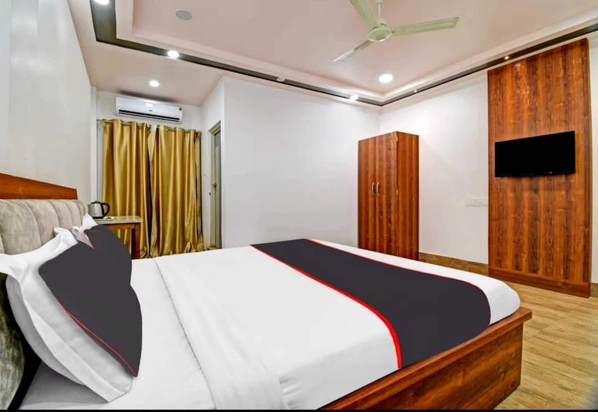 โอโย 26866 เมฆา รีสอร์ต Hotel จอร์ฮัต ภายนอก รูปภาพ