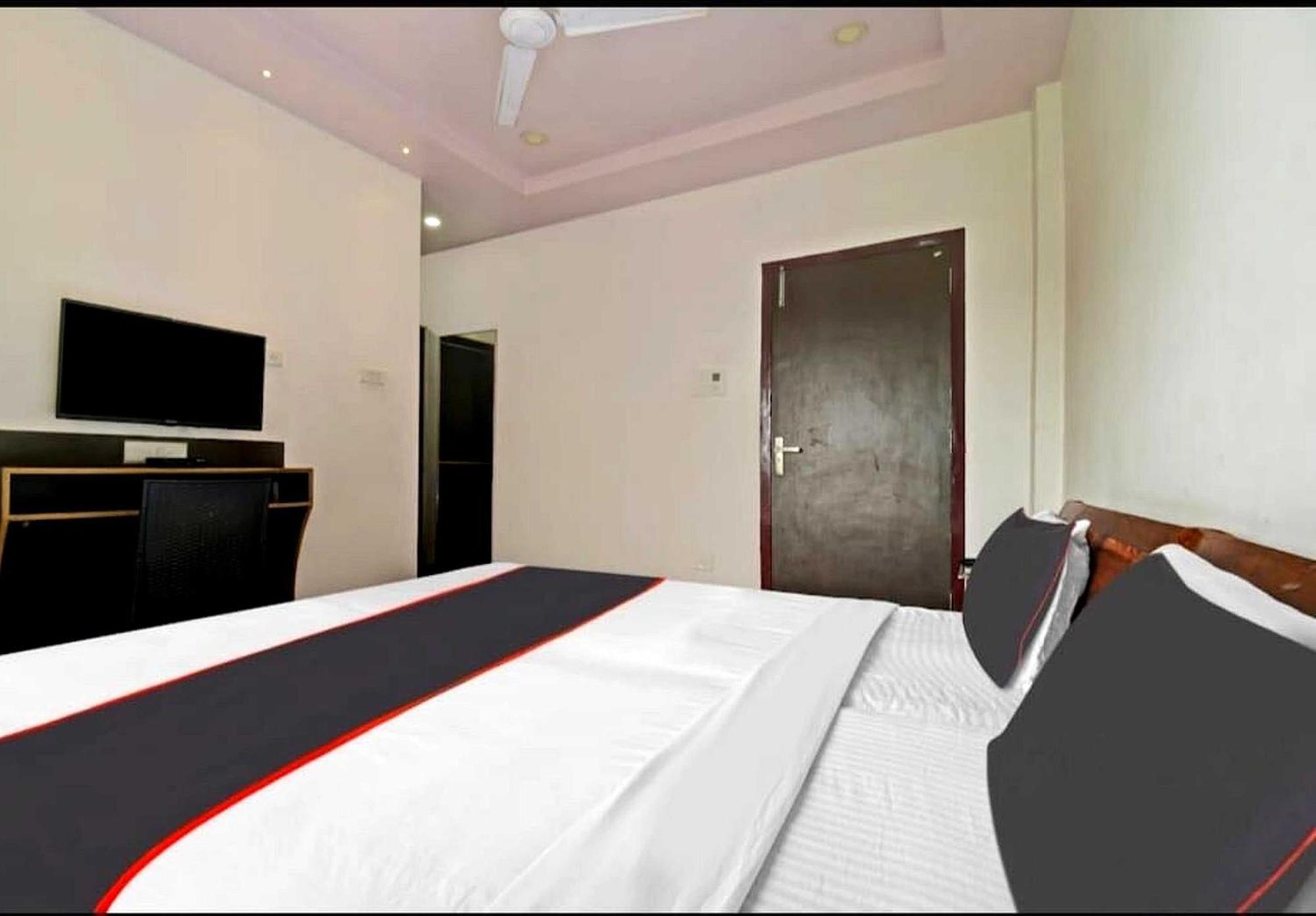 โอโย 26866 เมฆา รีสอร์ต Hotel จอร์ฮัต ภายนอก รูปภาพ
