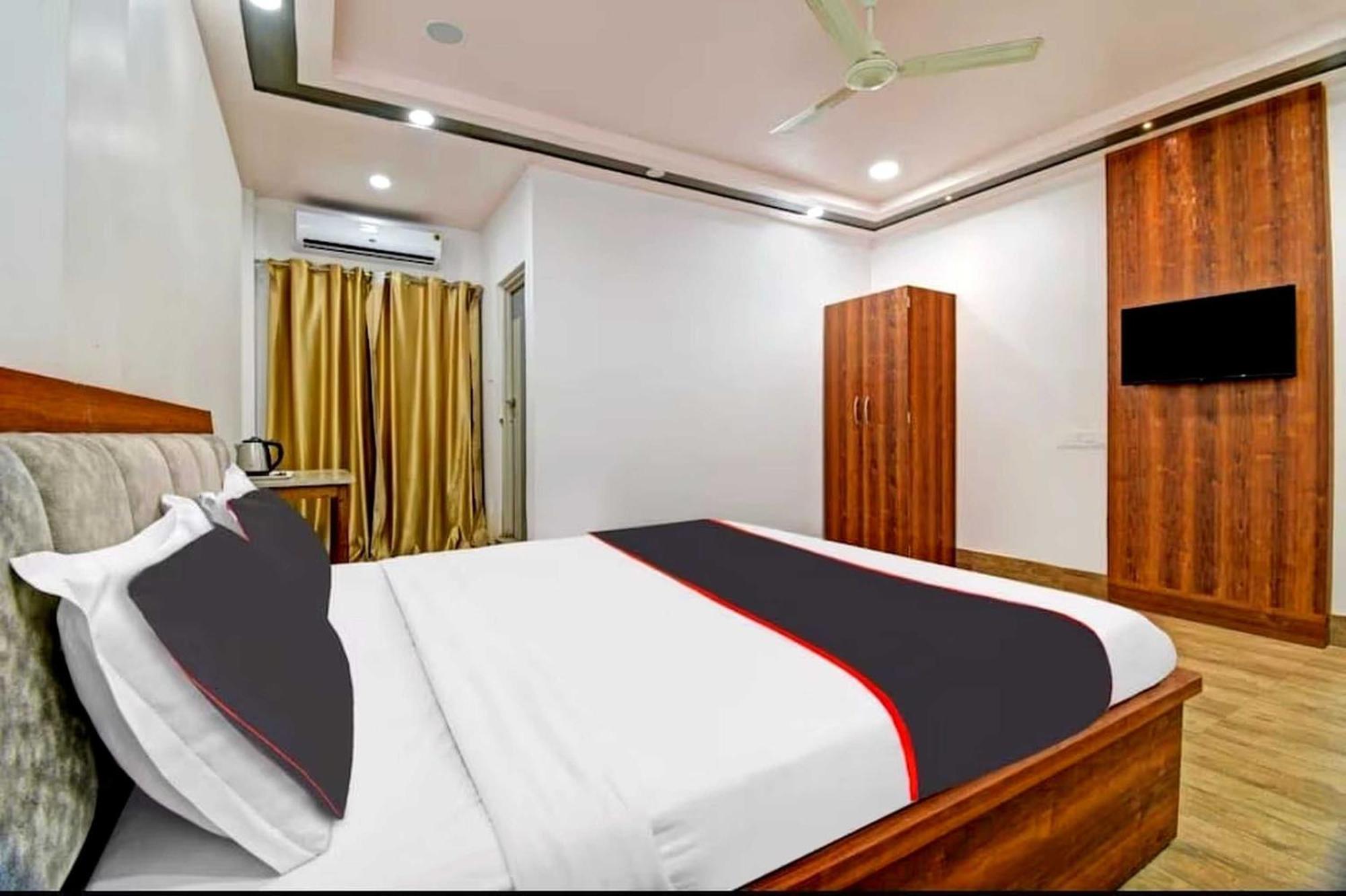 โอโย 26866 เมฆา รีสอร์ต Hotel จอร์ฮัต ภายนอก รูปภาพ