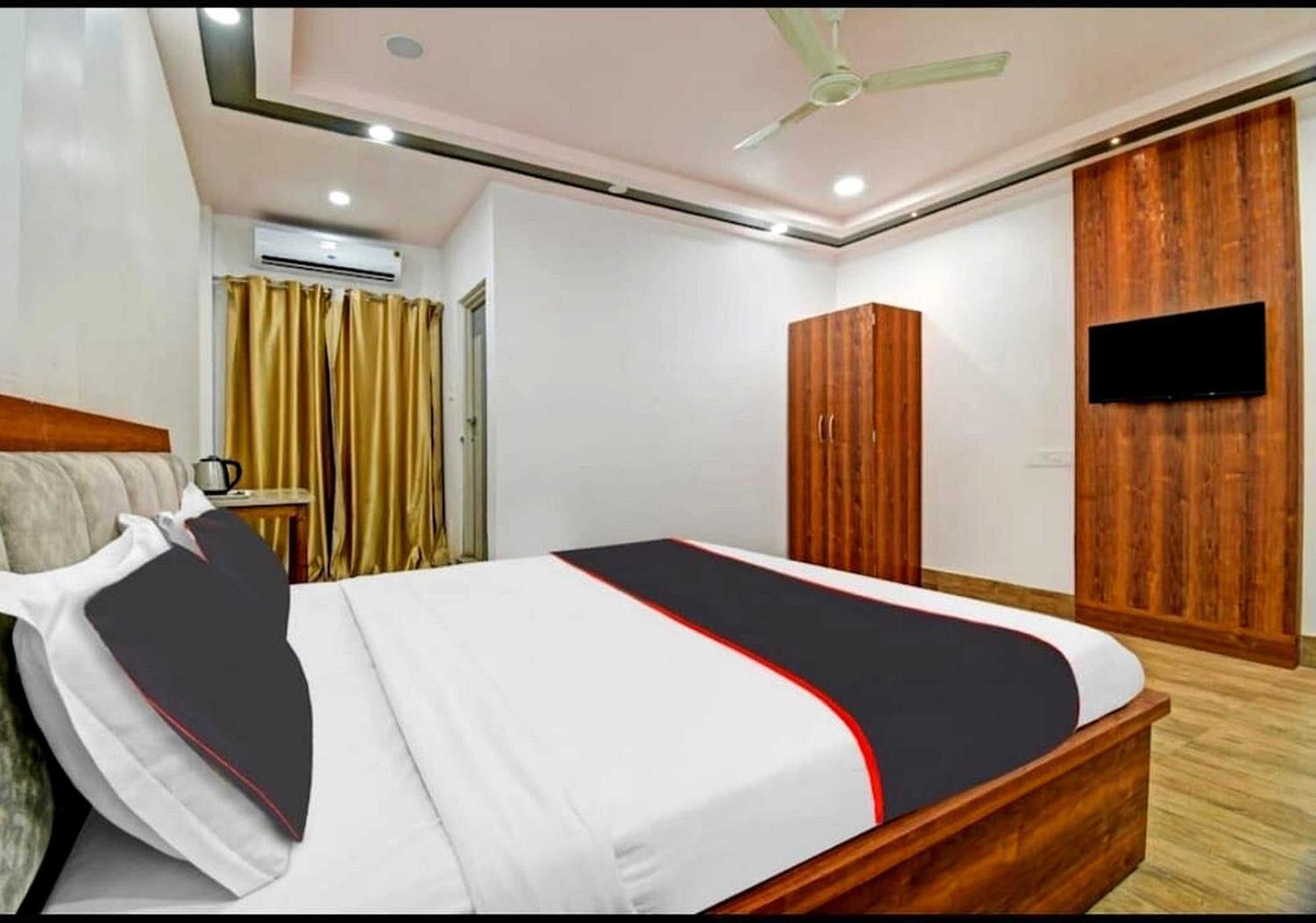 โอโย 26866 เมฆา รีสอร์ต Hotel จอร์ฮัต ภายนอก รูปภาพ